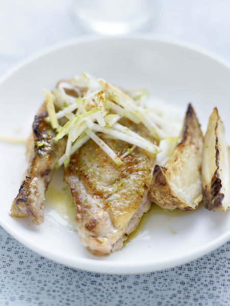 Gilles Choukroun cuisine la pintade en suprême dans l'équilibre du goût, avec d'un côté la fraîcheur de la pomme et de l'autre l'acidulé du citron vert. Le gingembre explose en bouche, pour révéler l'ensemble des saveurs.