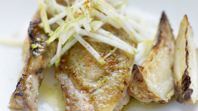 Gilles Choukroun cuisine la pintade en suprême dans l'équilibre du goût, avec d'un côté la fraîcheur de la pomme et de l'autre l'acidulé du citron vert. Le gingembre explose en bouche, pour révéler l'ensemble des saveurs.