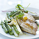 Eric Guérin nous offre sa recette de suprême de pintade, sur un nid d'herbes fraîches. Un plat audacieux qui mélange les saveurs provenant de la terre, de l'air et de la mer.