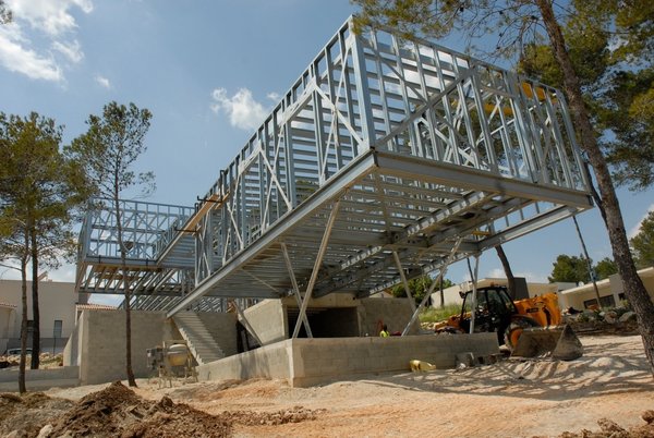 Le squelette du bâtiment se compose d’un système constructif à base de profilés minces en acier galvanisé. Mis au point par Styltech, l’acier possède de hautes performances comme l’élasticité ou la résistance, repoussant les limites de la créativité.