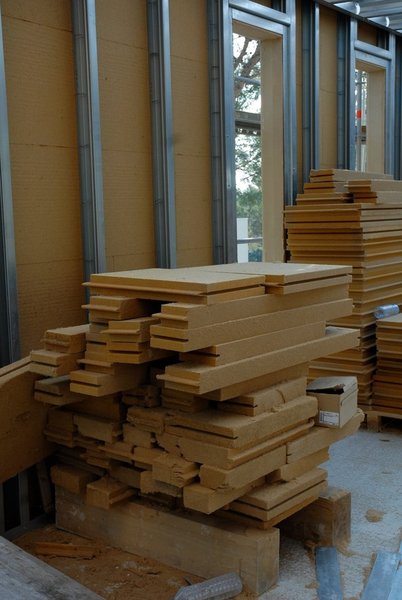 L’acier s’habille d’un manteau d’isolation ultra-performant, composé de panneaux en fibre de bois Homatherm de 8 cm d’épaisseur en ITE (Isolation Thermique Extérieure), et de laine de roche d’une épaisseur de 12 cm.