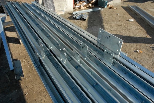 Styltech propose de livrer les pièces de la structure directement sur le site de construction. Elles permettent de réaliser un chantier en filière sèche, c’est-à-dire sans déchet. La pose se fait avec rapidité, et demande peu ou pas de fondations, réduisant ainsi la consommation d’eau.