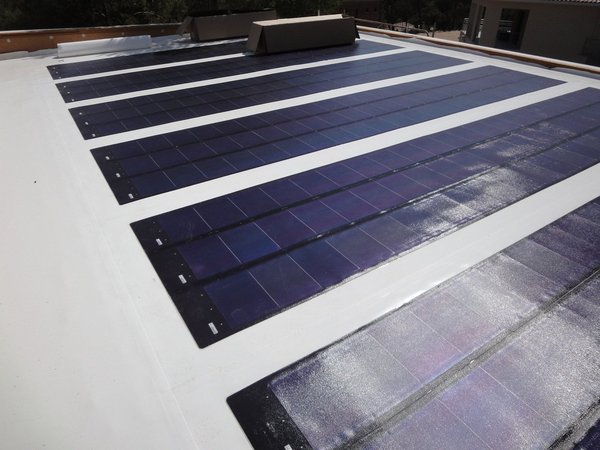 Sur la terrasse, les panneaux solaires photovoltaïques se composent de modules amorphes souples, positionnés sur les étanchéités.