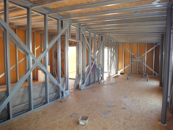 L’assemblage des différents éléments de la maison est d’une facilité déconcertante. Par exemple, il faut moins d’une semaine pour monter une maison de 100 m2.