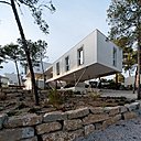 Seulement six cylindres d’acier jouent le rôle de porteur dans le porte à faux latéral. Une prouesse technique rendue possible grâce à la structure en acier, toute en légèreté.