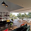 Grâce à ses larges ouvertures sur l’extérieur, la famille peut profiter à toutes heures de la lumière du jour, mais également du paysage qui se dessine sous ses yeux.