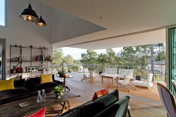 Grâce à ses larges ouvertures sur l’extérieur, la famille peut profiter à toutes heures de la lumière du jour, mais également du paysage qui se dessine sous ses yeux.