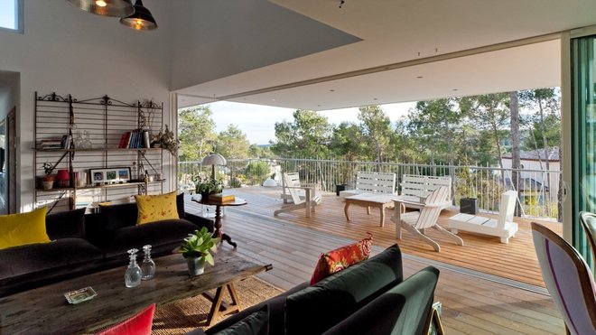 Grâce à ses larges ouvertures sur l’extérieur, la famille peut profiter à toutes heures de la lumière du jour, mais également du paysage qui se dessine sous ses yeux.