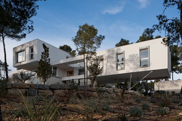 Le tour de force de la construction se situe au nord, avec son porte à faux de 13 mètres de long, qui constitue les trois chambres d’enfants en enfilade.