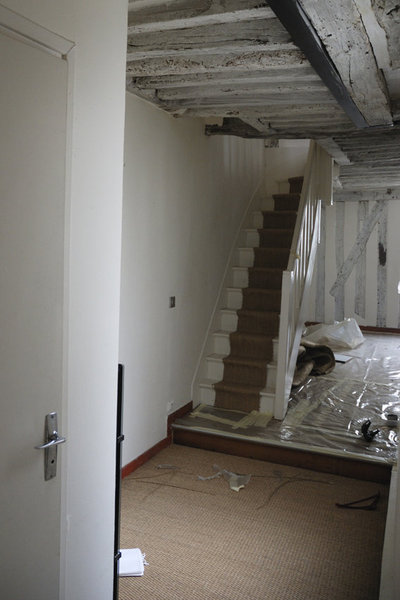 L’escalier, avant travaux, aux marches recouvertes d’un tapis.