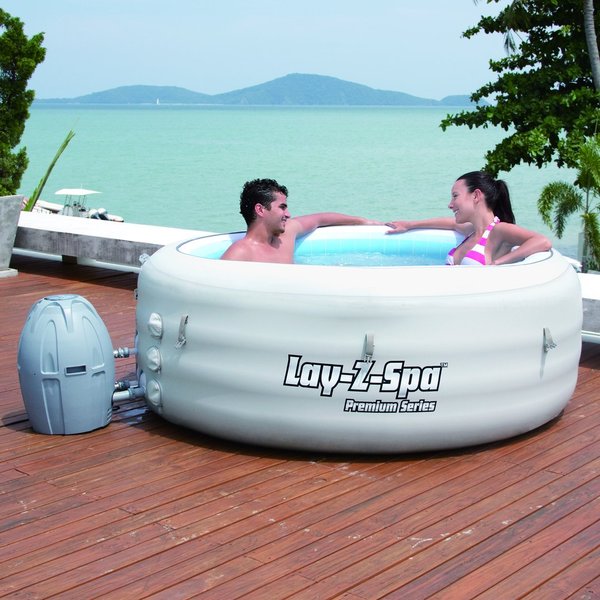 Ce spa gonflable Bestway, tout en rondeur, mesure 61centimètres de profondeur, et 196 de diamètre. Le chauffe-eau est posé à côté, à gauche.