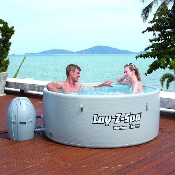 Bestway propose ici un spa gonflable aux parois rigides. La solidité est garantie : vous pouvez vous assoir sur le rebord !