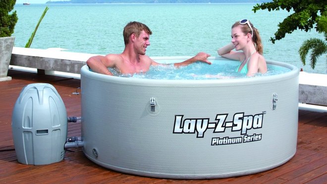 Bestway propose ici un spa gonflable aux parois rigides. La solidité est garantie : vous pouvez vous assoir sur le rebord !