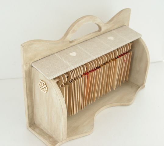 Le présentoirs tri-fils à broder existe en deux versions, à poser ou à suspendre.