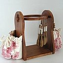 Le présentoir à fuseaux pour la dentelle est composé de deux pochettes en tissu pouvant accueillir les fuseaux vides