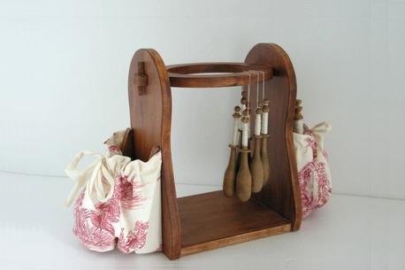 Le présentoir à fuseaux pour la dentelle est composé de deux pochettes en tissu pouvant accueillir les fuseaux vides