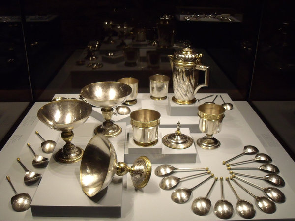 Les 31 pièces de vaisselle, retrouvées à Pouilly-sur-Meuse, sont exposées au château d'Ecouen jusqu'au 2 juillet 2012. Ne manquez pas ce trésor de la Renaissance !