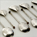 Cette série de douze cuillères, en argent partiellement doré, a été fabriquée à Châlons-en-Champagne, au XVIe siècle. Après l'exposition, le Trésor de Pouilly-sur-Meuse sera visible au Musée lorrain de Nancy.