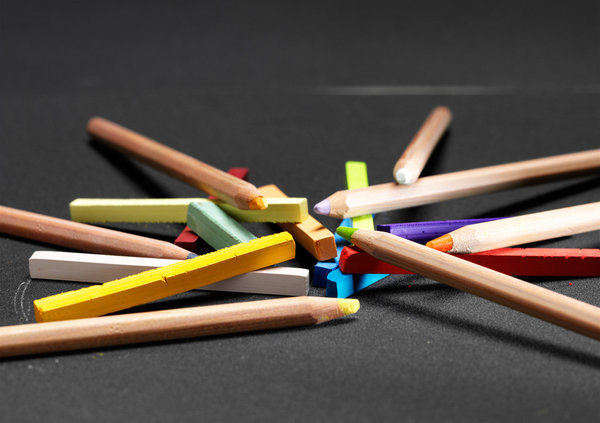 Pastels extra fins en Pencils et cubes de Caran d'Ache proposés dans 84 teintes.