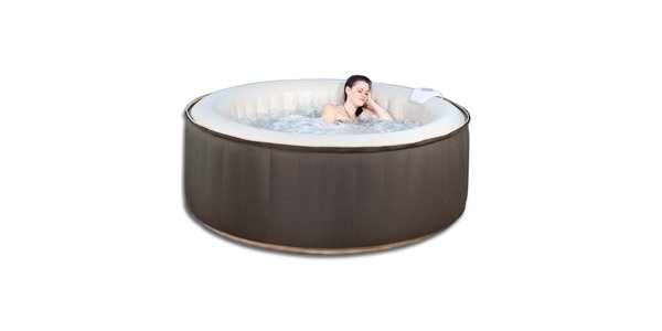 Le spa Ospazia, modèle Succès Luxe, dispose de 4 places. Sa couleur taupe l'intègre bien dans le jardin.