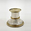 Cette drôle de salière, "à vase", est faite d'argent ciselé et partiellement doré. Elle a été créée à Paris, vers 1531-1532.