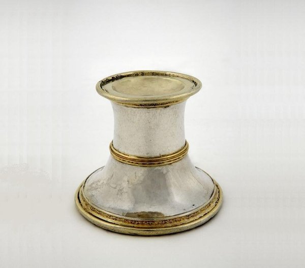 Cette drôle de salière, "à vase", est faite d'argent ciselé et partiellement doré. Elle a été créée à Paris, vers 1531-1532.