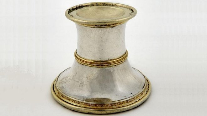 Cette drôle de salière, "à vase", est faite d'argent ciselé et partiellement doré. Elle a été créée à Paris, vers 1531-1532.
