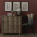 Trois beaux cadres, marque AM.PM, s'alignent parfaitement au dessus de la commode, pour parfaire l'allure vintage de la pièce.