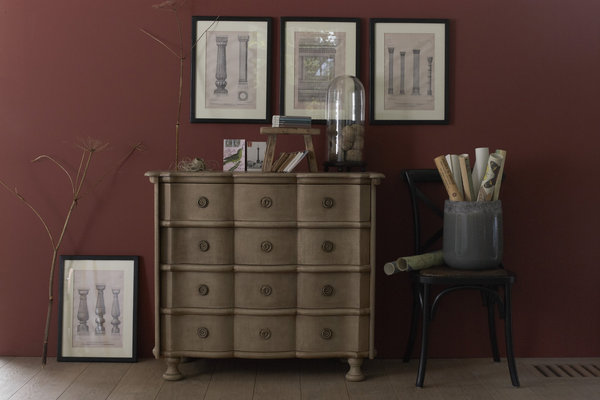 Trois beaux cadres, marque AM.PM, s'alignent parfaitement au dessus de la commode, pour parfaire l'allure vintage de la pièce.