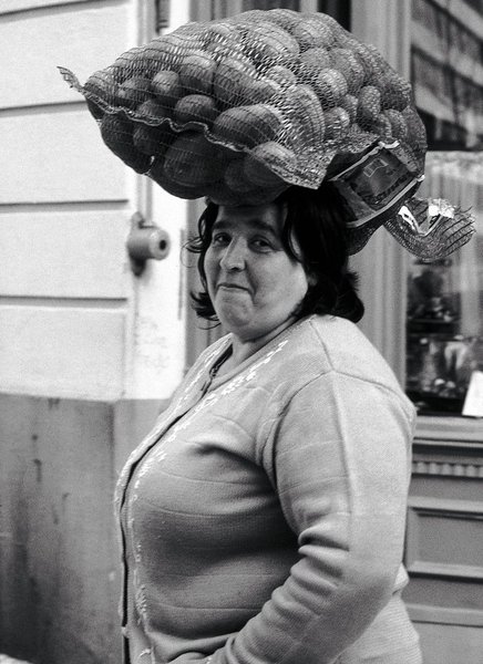Cuisine de saison et de terroir, elle se compose à partir d'ingrédients simples et de recettes familiales. La transporteuse de pommes de terre au retour du marché de Porto, dessiné par Gustave Eiffel.