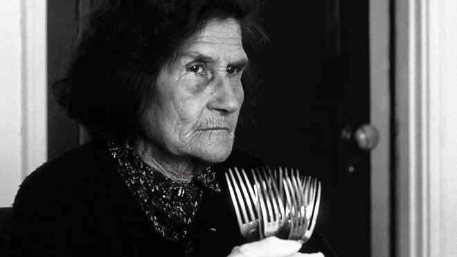 Perfectionniste et maniaque de la propreté, Maria de Lurdes, propre tante de Mario de Castro, dresse la table avec des gants blancs immaculés.
