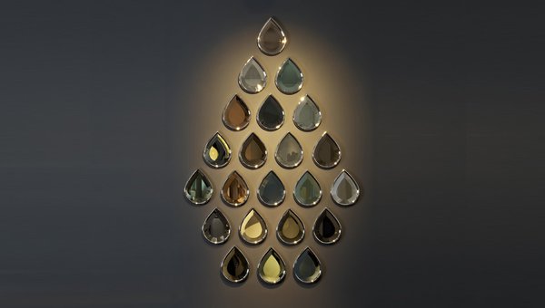 Constitué d'une multitude de gouttes miroitantes, cette installation d'Hubert le Gall embellit n'importe quel mur.