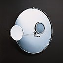 La structure ronde du miroir satellite 1927, imaginé par Eileen Gray, semble représenter la terre. Le miroir grossissant mobile rappelle la lune, en orbite autour de notre planète.