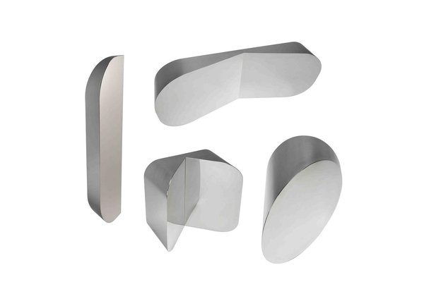 La série de 4 miroirs Cutting Space en aluminium poli, de Toni Grilo pour Haymann, apportent volume et brillance à une grande pièce.