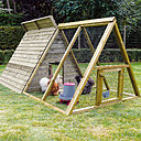 Ce poulailler Truffaut, modèle Toutankhamon, est idéal pour 4 à 6 poules. En bois traité, il est équipé d’un sol tiroir, très pratique pour le nettoyage, de 3 nids, et de perchoirs.