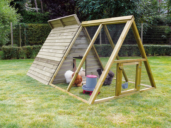 Ce poulailler Truffaut, modèle Toutankhamon, est idéal pour 4 à 6 poules. En bois traité, il est équipé d’un sol tiroir, très pratique pour le nettoyage, de 3 nids, et de perchoirs.