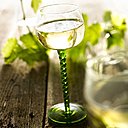 Le fameux verre avec sa jambe verte, parfois agrémentée d'une gravure vigne, est connu de tous les amateurs de vin d'Alsace.