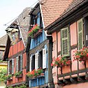 Colombages, cigognes et géraniums aux fenêtres feront votre joie à la traversée des villages alsaciens accueillants et impeccables.