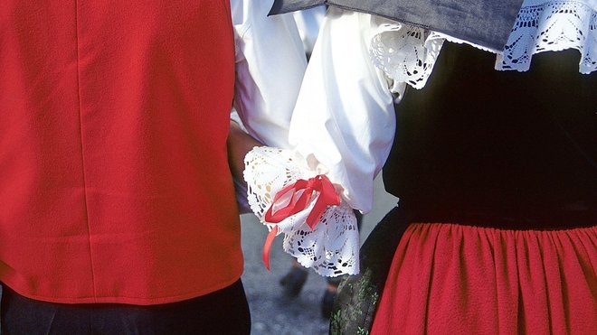 L'Alsace demeure une région fortement ancrée dans ses traditions. L'Alsace demeure une région fortement ancrée dans ses traditions.