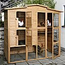 Ce poulailler XXL Truffaut est en bois, et peut contenir jusqu'à 12 poules. Ses 6 portillons d’accès, et ses 2 étages reliés par un escalier en font un enclos très spacieux. 3 pondoirs accueillent les poules à chaque étage, et 2 perchoirs permettent aux volatiles de se poser.