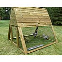 Truffaut propose un poulailler en bois, modèle Keops, idéal pour 2 à 3 poules. Le parcours, intégré directement sous le nid, permet aux poules de rester couvertes.