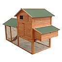 Cet enclos, modèle Beverly de la marque Poulaillerdesign, comprend une cour grillagée, un espace nuit en hauteur, un pondoir à deux nids, une ouverture tiroir doublée de métal, et deux perchoirs. La toiture est en bois recouvert de bitume. Ce poulailler accueille jusqu'à 5 poules naines.