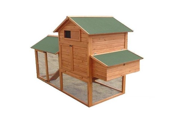 Cet enclos, modèle Beverly de la marque Poulaillerdesign, comprend une cour grillagée, un espace nuit en hauteur, un pondoir à deux nids, une ouverture tiroir doublée de métal, et deux perchoirs. La toiture est en bois recouvert de bitume. Ce poulailler accueille jusqu'à 5 poules naines.