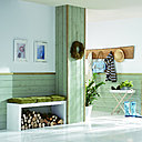 Ce lambris Sylverwood donne une véritable impression de matière naturelle et brute, grâce aux nœuds apparents. Dans l’esprit d’authenticité, le bois rencontre la couleur, pour une décoration résolument moderne.