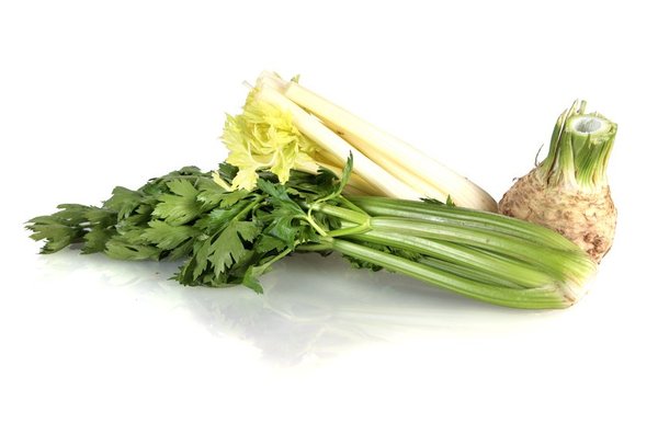 Céleri-branche cru en salade ou à l'apéro, céleri-rave en rémoulade ou en gratin... un vrai légume à redécouvrir d'urgence.