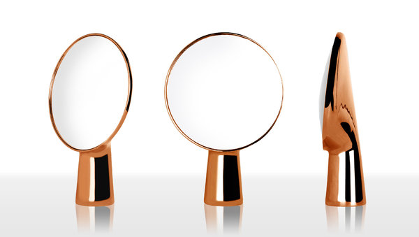 Le cyclope ardent, en exclusivité sur yoox.com, est un miroir convexe créé par Iona Vautrin pour Moustache. Il est disponible en finition cuivre, argent, or, et céramique blanche.