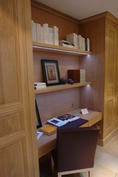 Réalisée dans un bois massif, la bibliothèque apporte de la noblesse à une pièce, en permettant le rangement des livres.