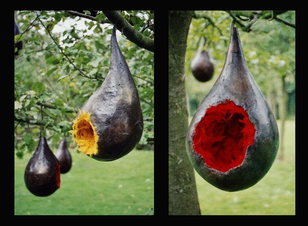 Bérengère d'Orsay signe des "Nids", sorte de gouttes à la fois minérale et végétale, à suspendre dans les arbres.