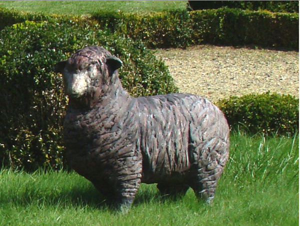 Joanna Hair a choisi la technique du raku pour imaginer  Le Baron Rouge, un élégant ovin à taille réelle.