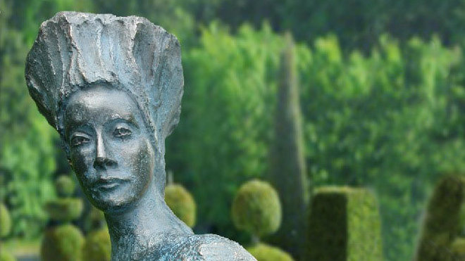Bronze monumental, l'Omega de Lussou prend place avec une élégance naturelle au milieu des topiaires.
